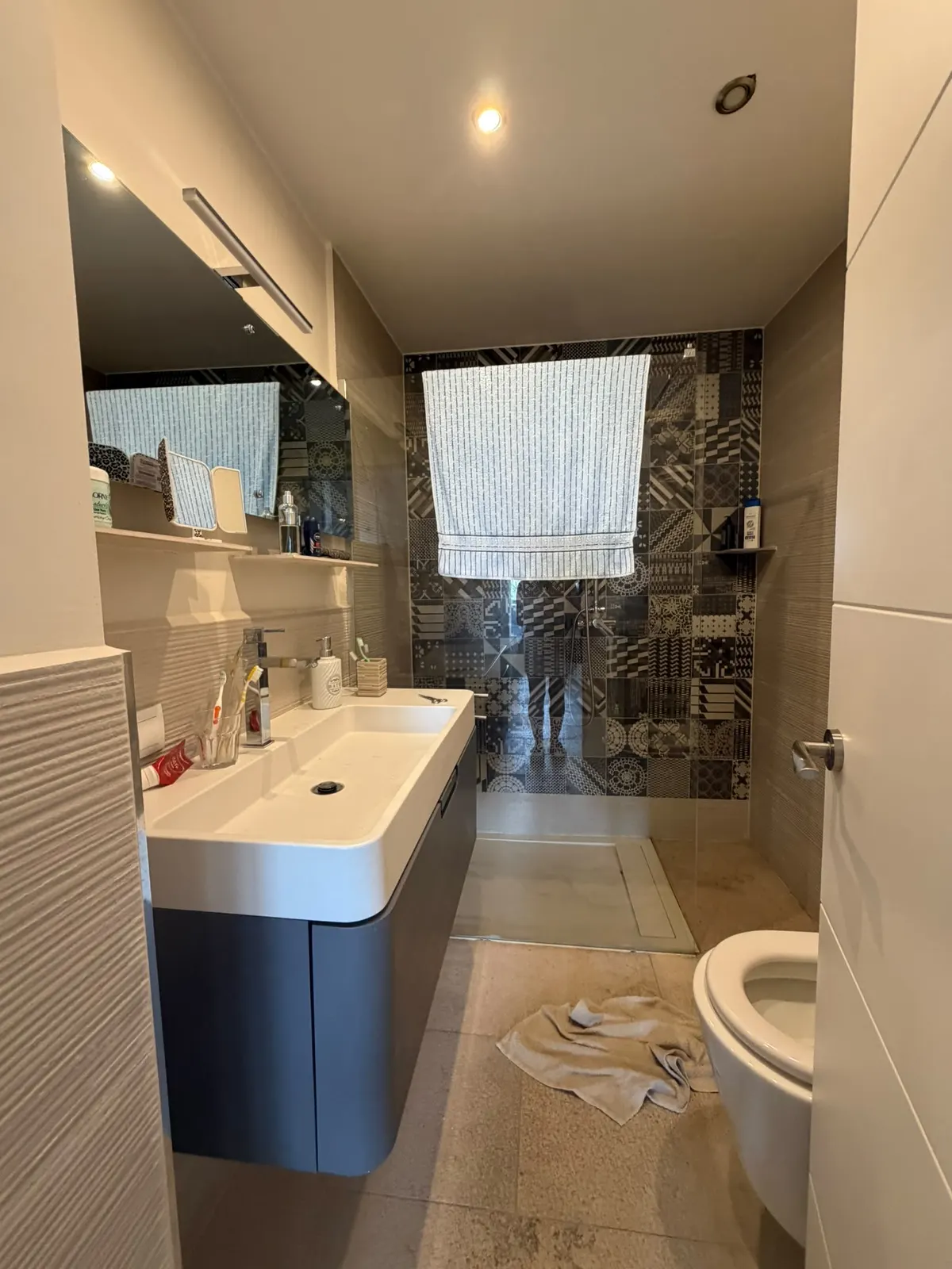Badezimmer mit Waschtisch und Dusche in der Wohnung am Hafen von Palma
