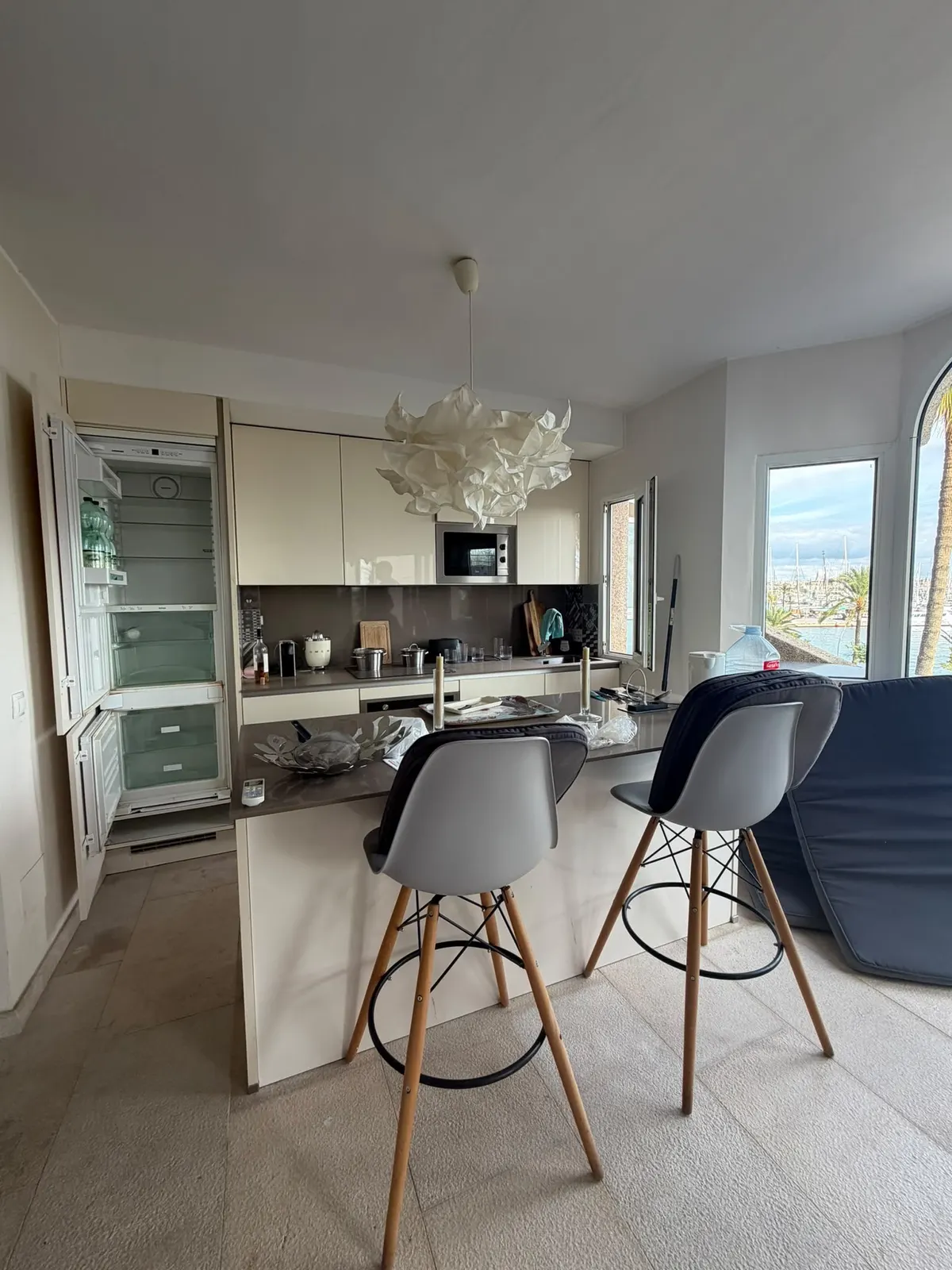 Küchentheke mit Barhockern in der Wohnung am Hafen von Palma