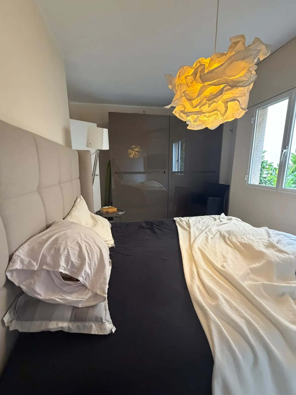 Schlafzimmer mit Doppelbett in der Wohnung am Hafen von Palma