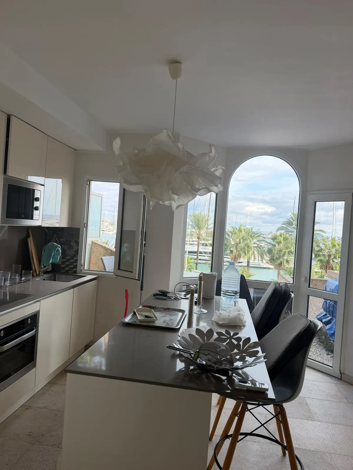 Wohnbereich der Wohnung am Hafen von Palma mit Küche und Bogenfenstern