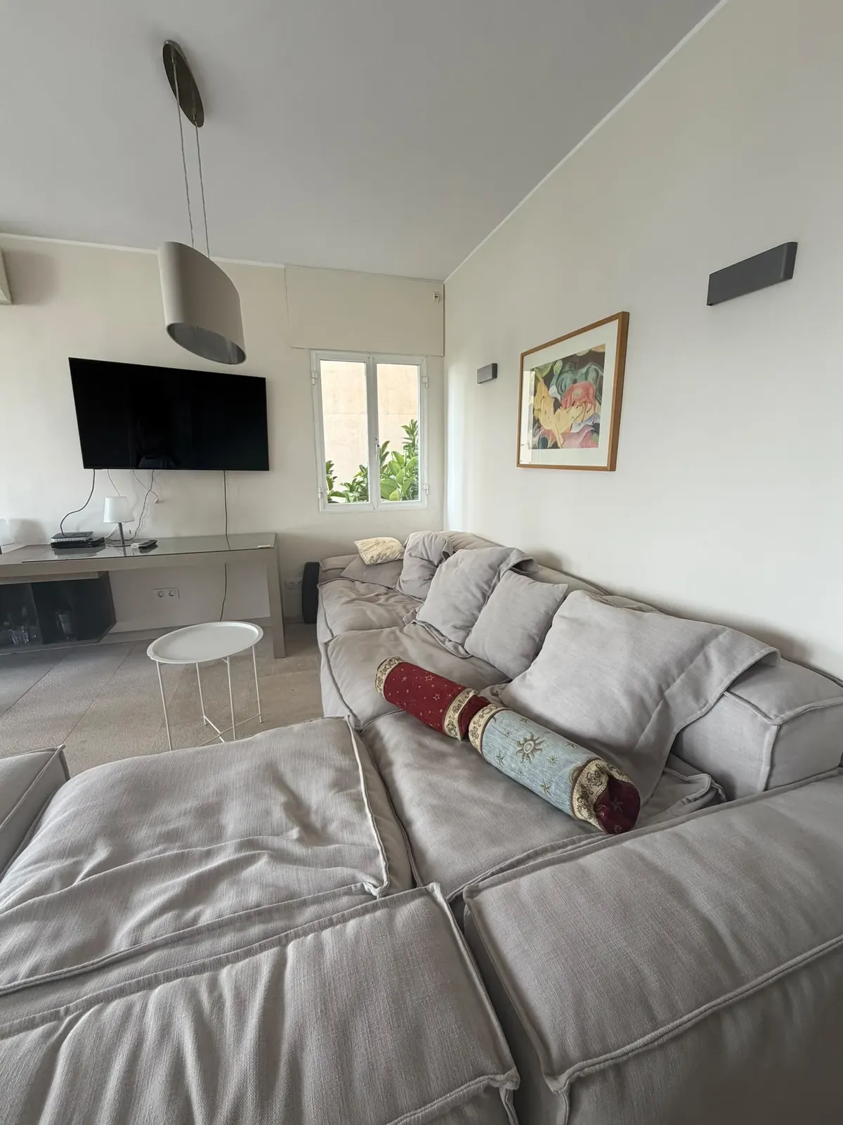 Wohnzimmer mit Sofa in der Wohnung am Hafen von Palma