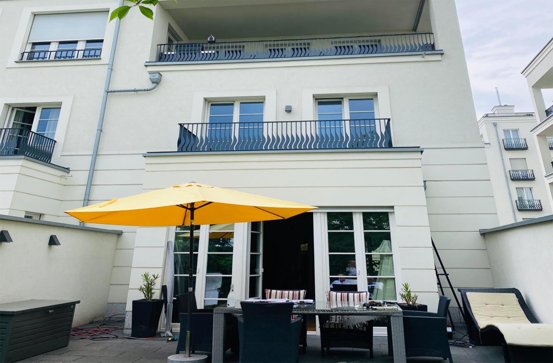 Stadthaus-Terrasse — Symbolbild