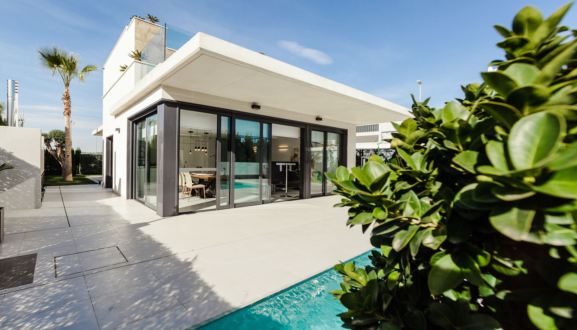 Moderne Villa mit Pool — Symbolbild Moderne Villa mit Pool — Symbolbild