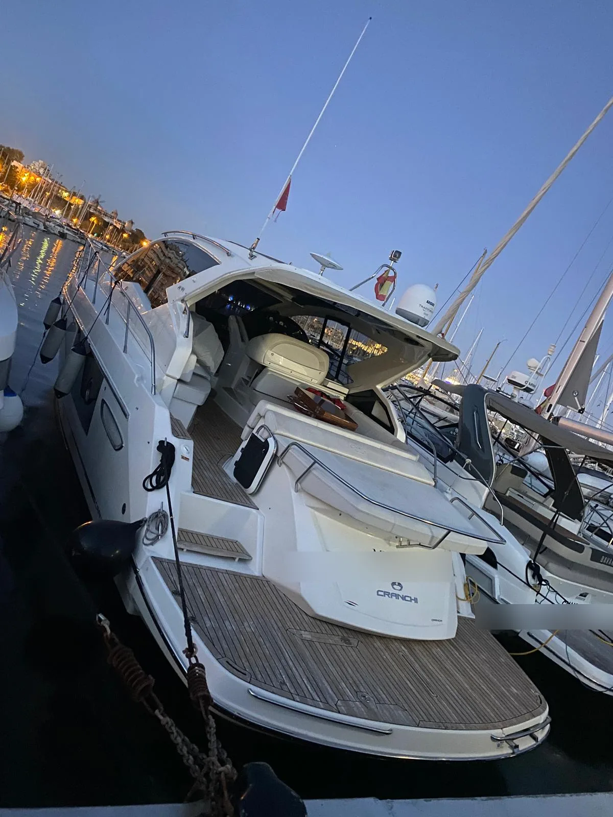 Cranchi M 44 HT – Heck und Cockpit bei Abenddämmerung Cranchi M 44 HT – Heck und Cockpit bei Abenddämmerung